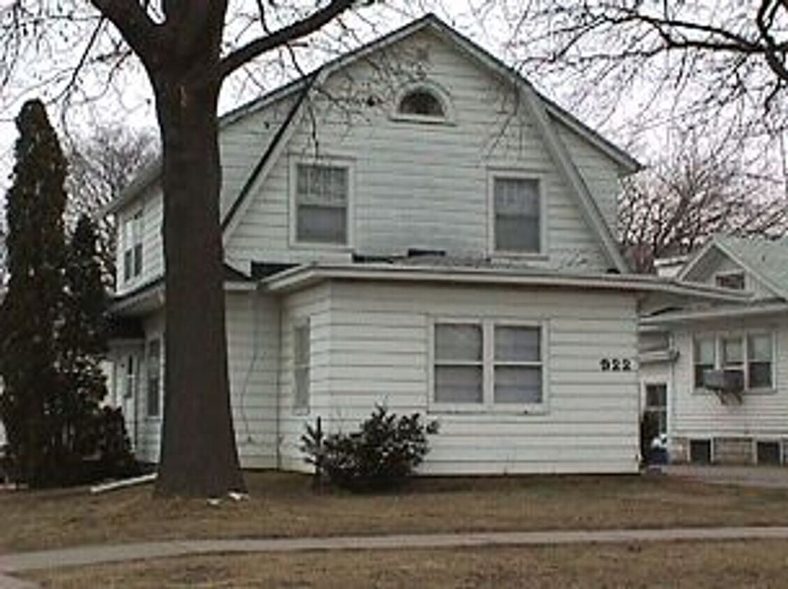Primary Photo - Close Walk To U of I Hospitals-House for Rent