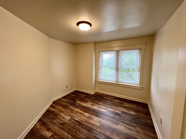 Building Photo - AVAILABLE NOW! Newly Renovated property ju...