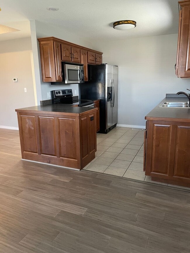 Building Photo - BEAUTIFUL 3 BEDROOM / 2 BATHROOM HOUSE IN ...
