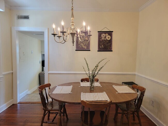 Foto del edificio - 2 bed / 2 bath w/Study on Wentworth St! ~ Available on May 30, 2025