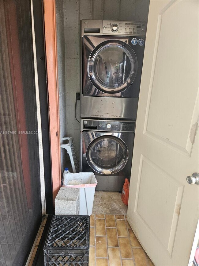 Foto del edificio - 855 NE 209th St