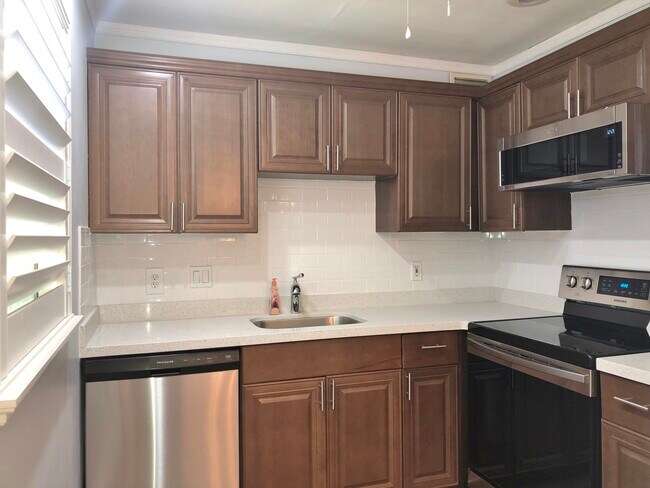 Building Photo - 5 Valencia A