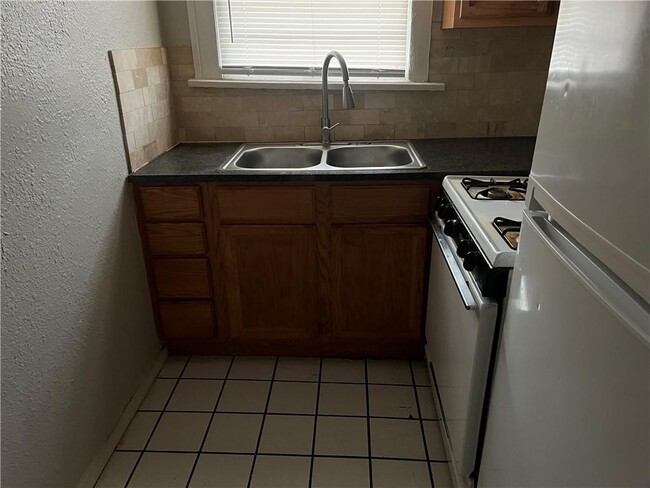 Building Photo - 1700 N Robinson Ave