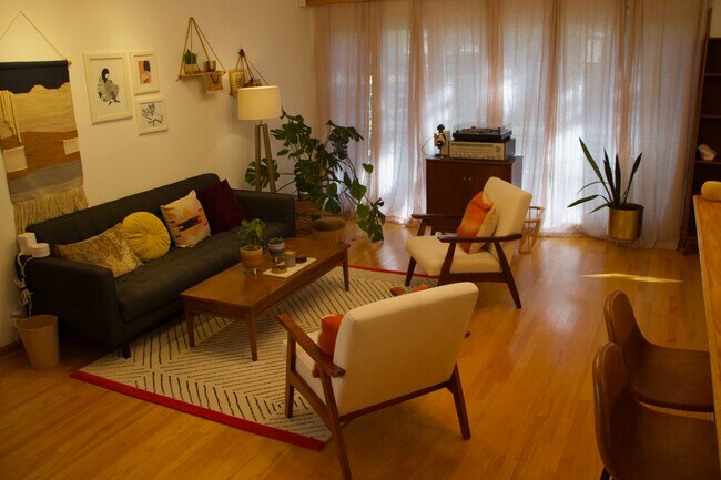 Foto del edificio - 9910 Crawford Ave