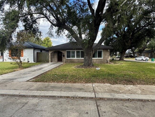 Building Photo - 702 Robin Cir