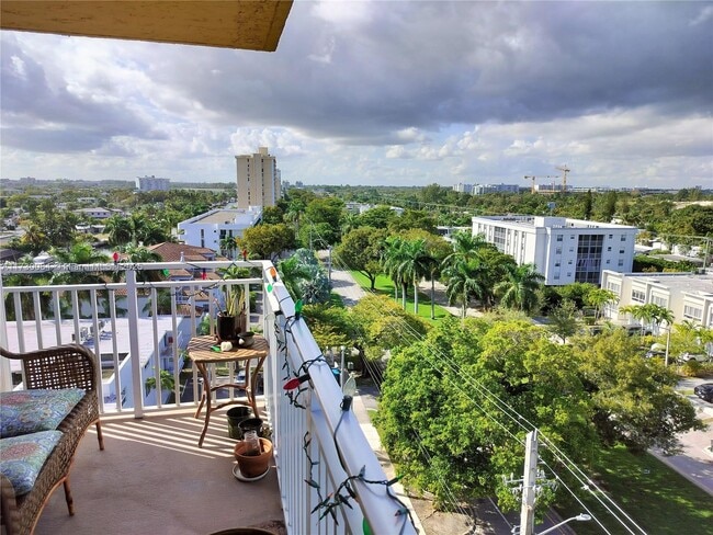 Foto del edificio - 2450 NE 135th St