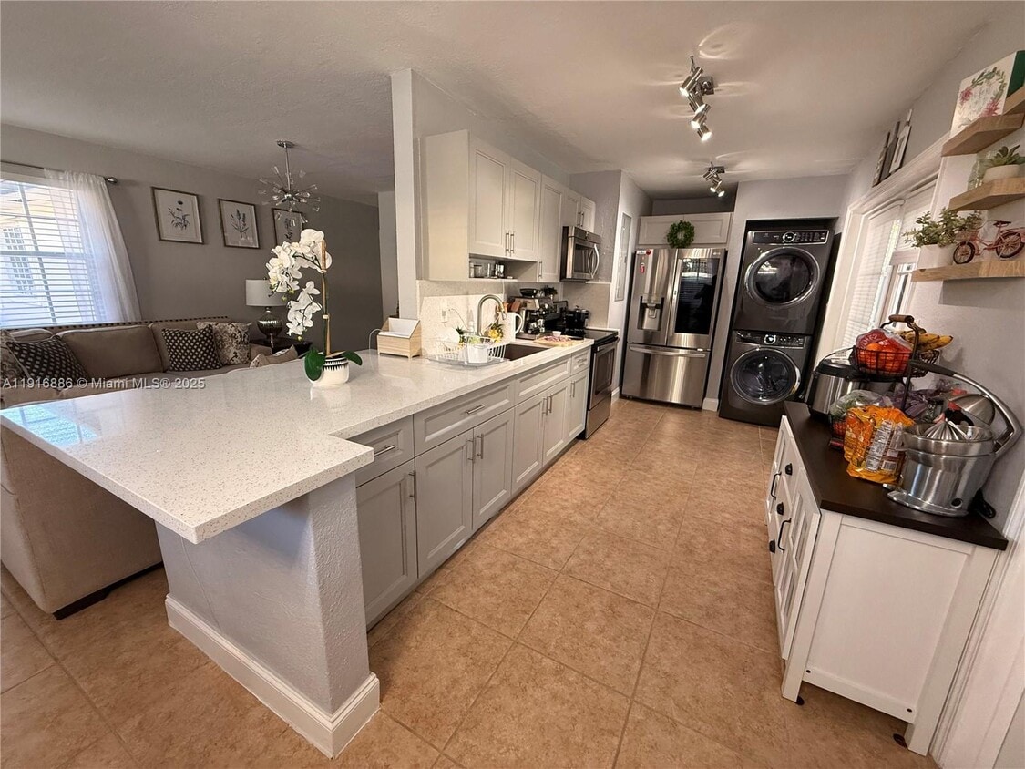 Foto principal - 11007 SW 3rd St