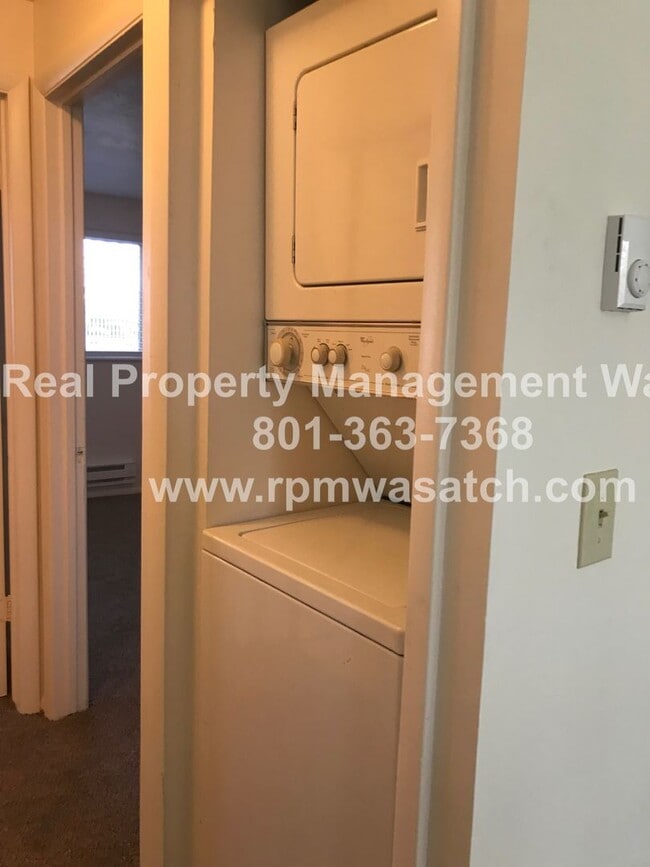 Building Photo - Check out This Cute 2 Bedroom 1 Bath SLC C...