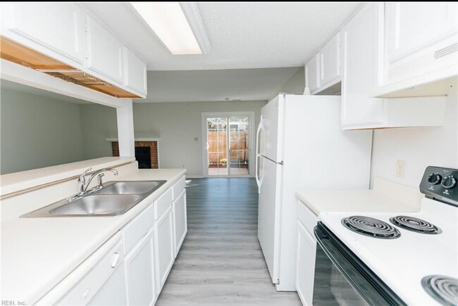 Kitchen looking into Living - 1944 Darnell Dr