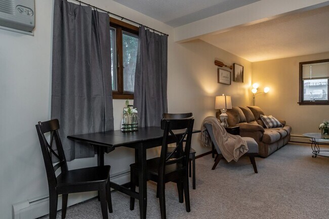 Foto del edificio - 3406 22nd Ave NW