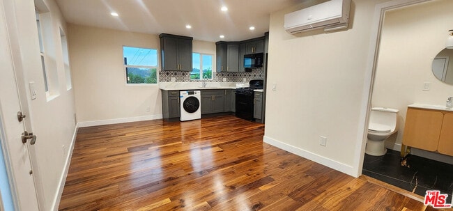 Building Photo - 3015 1/2 Future Pl