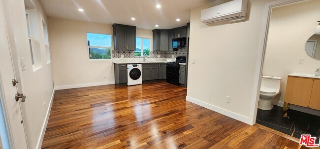 Foto del edificio - 3015 1/2 Future Pl