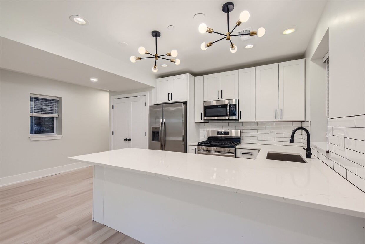 Foto principal - 1830 W Cuyler Ave