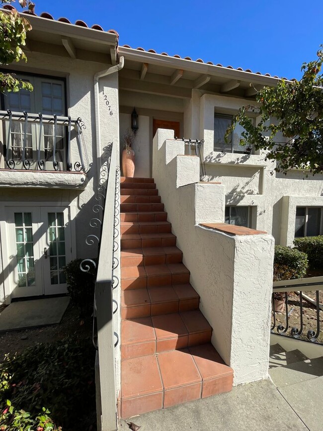 Building Photo - Charming 3Br/2Ba Updated Fully Furnished V...