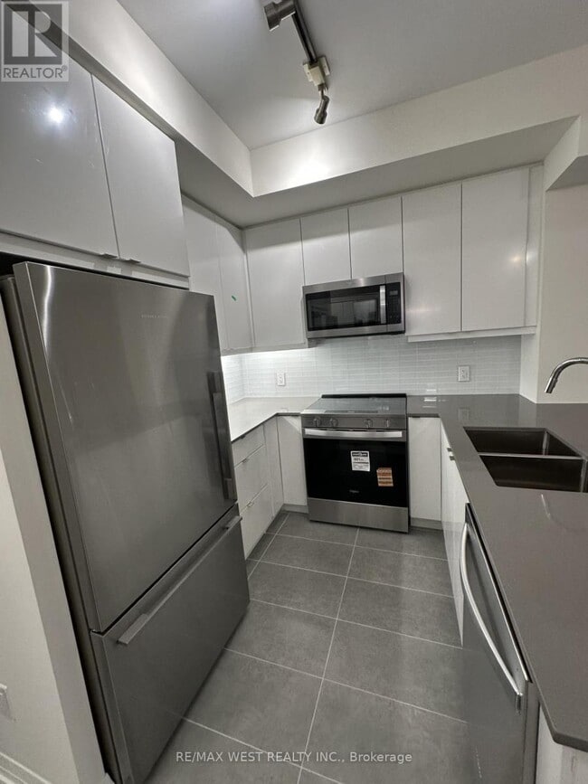 Building Photo - 3260 Sheppard Ave E