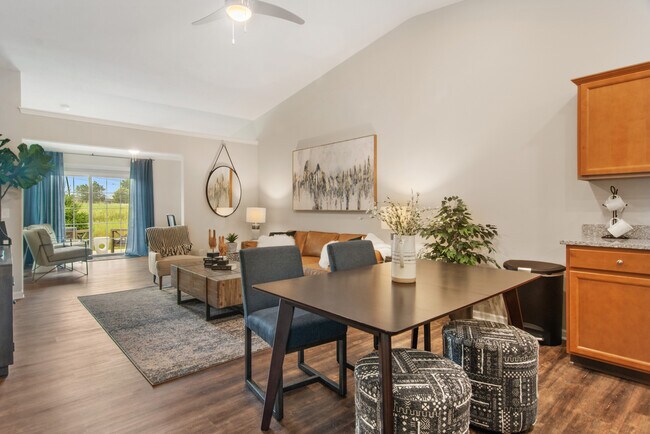 Espacio para cocinar, relajarse y entretenerse - Redwood Noblesville Webster Drive