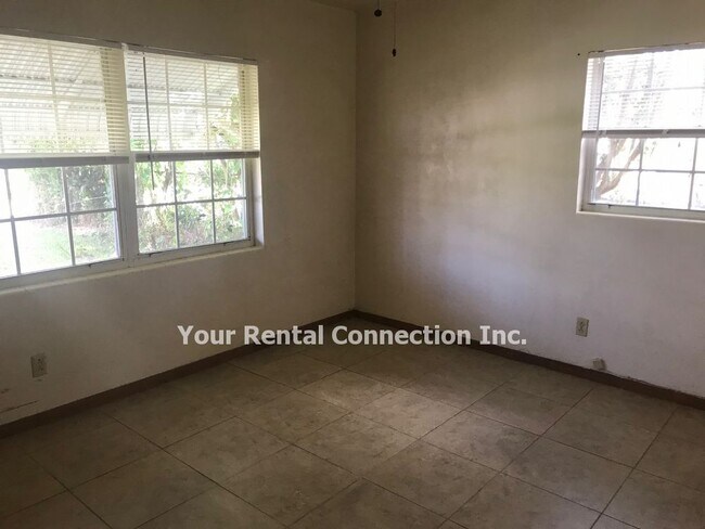 Building Photo - 1047 Pineview Pl