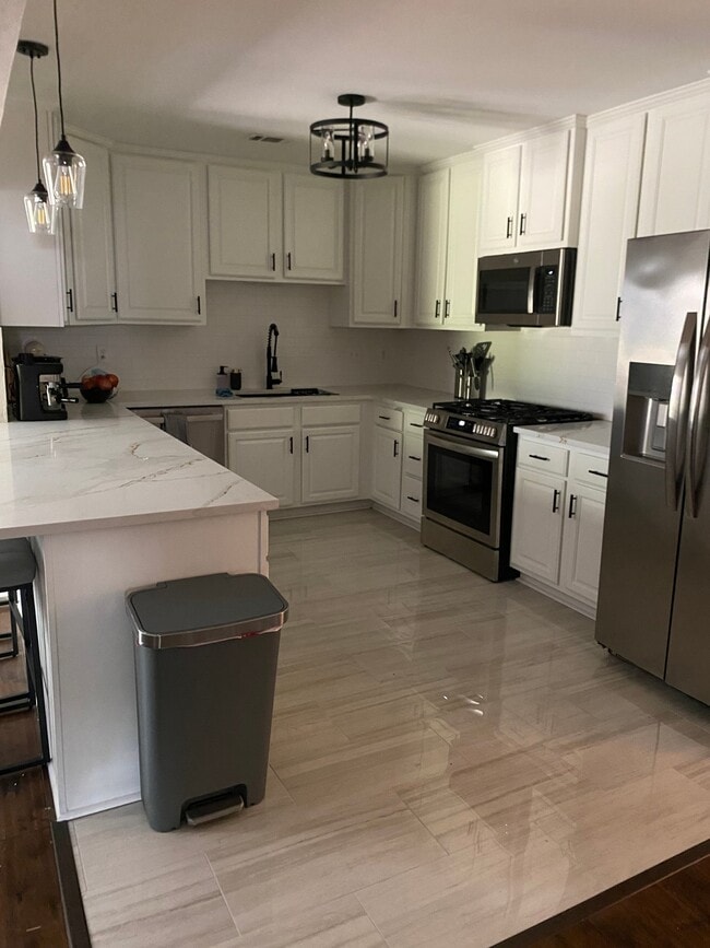 Building Photo - 1420 Marlyn Dr