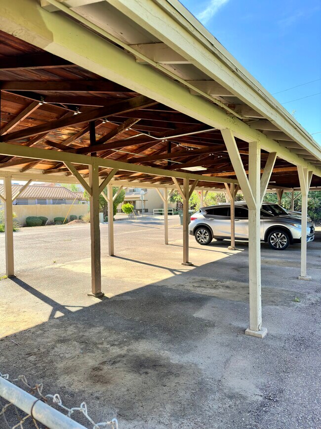 Foto del edificio - 2545 E Clarendon Ave