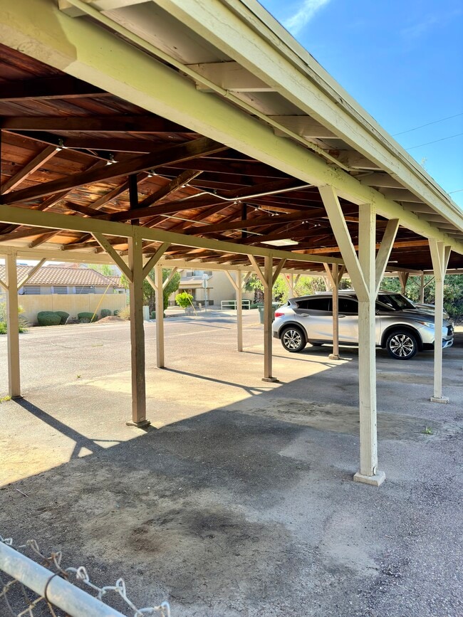 Building Photo - 2545 E Clarendon Ave