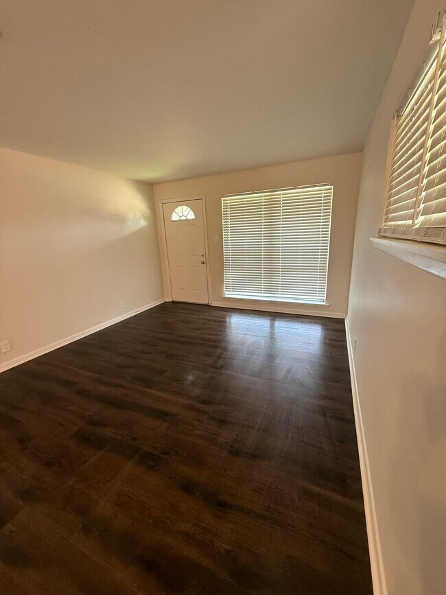 Sala de estar abierta al comedor y a la cocina. - 5115 N Woodland Dr