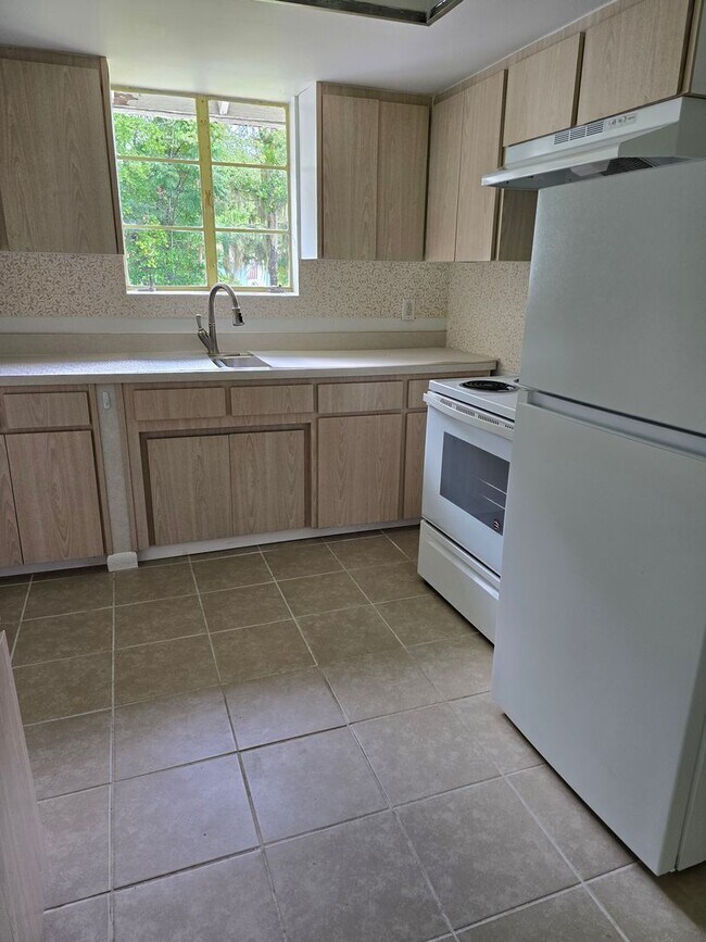 Building Photo - Adorable 2/1 House near Downtown Inverness!!!