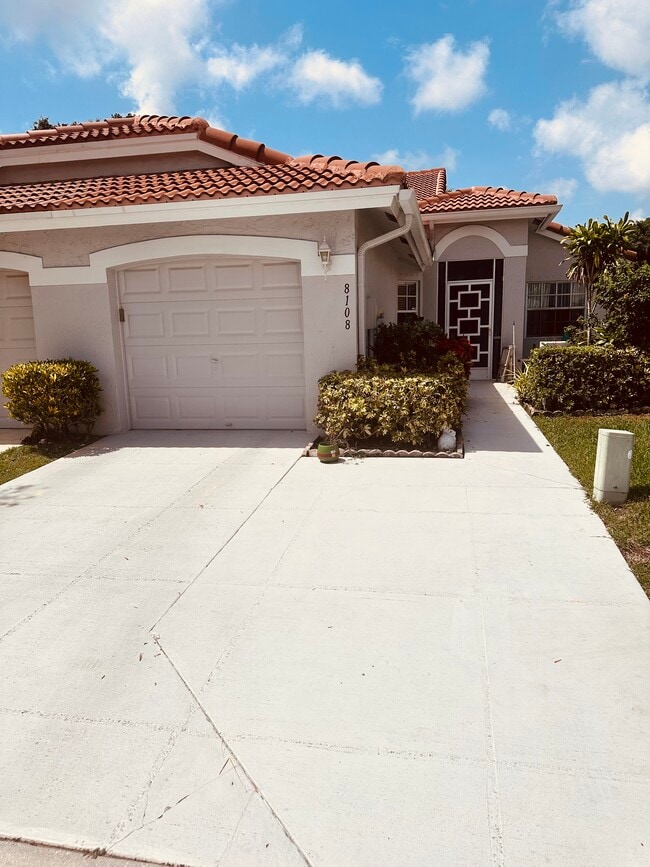 Driveway -- 2 parking spaces - 8108 Summer Shores Dr