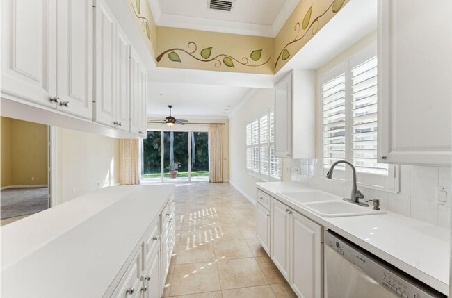 Building Photo - 4655 Hammock Cir