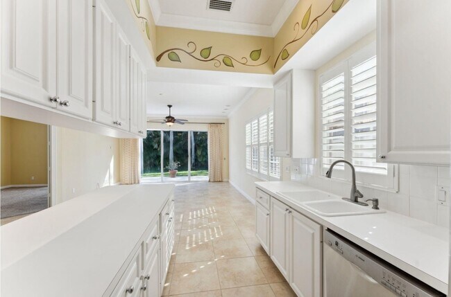 Foto del edificio - 4655 Hammock Cir