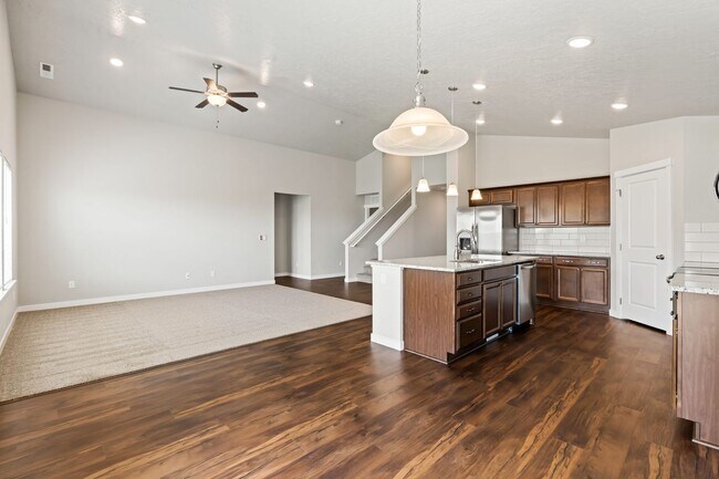 Foto del edificio - 4 Bedroom, 2 Bath + Bonus Room Home on a L...
