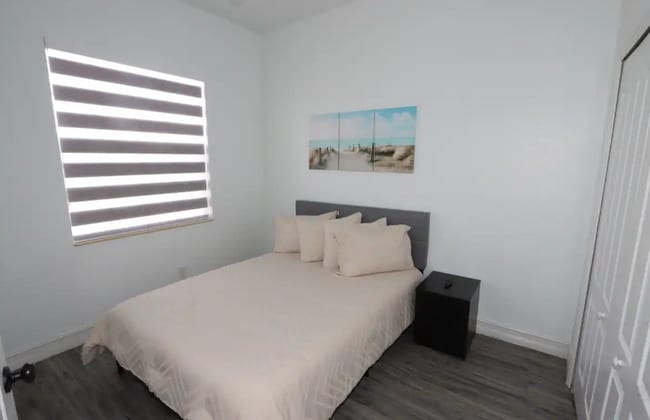Foto del edificio - 711 NW 19th Ct