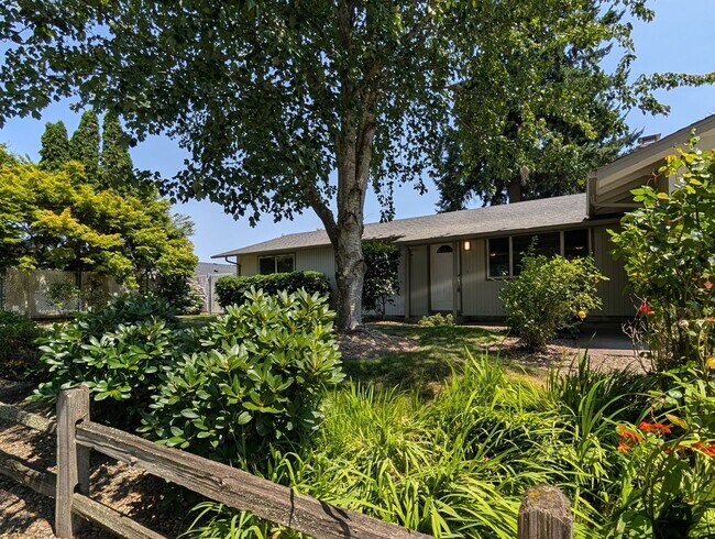Building Photo - Beautiful 3 bedroom/2.5 bath home with fantastic yard!