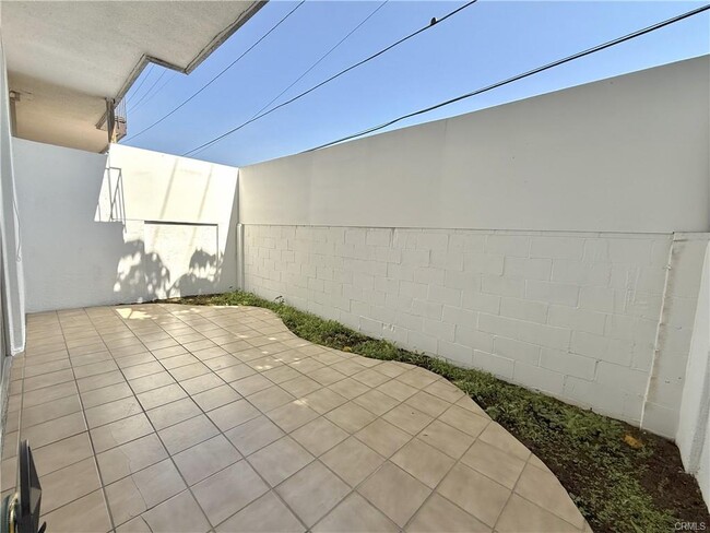 Building Photo - 5216 Lindley Ave