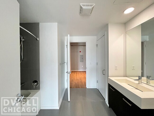 Building Photo - 1100 S Delano Ct W