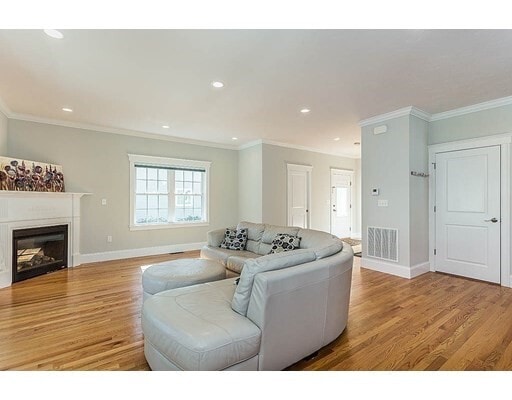 Building Photo - 19 Shean Rd