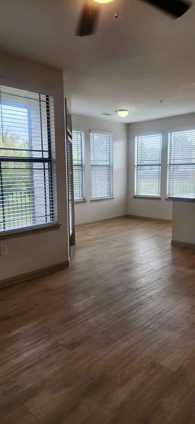 Building Photo - Queenston Manor