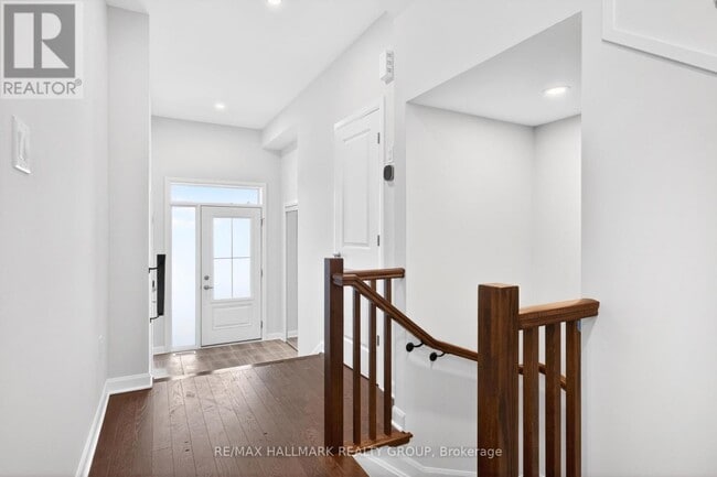 Building Photo - 887 Eileen Vollick Cres.