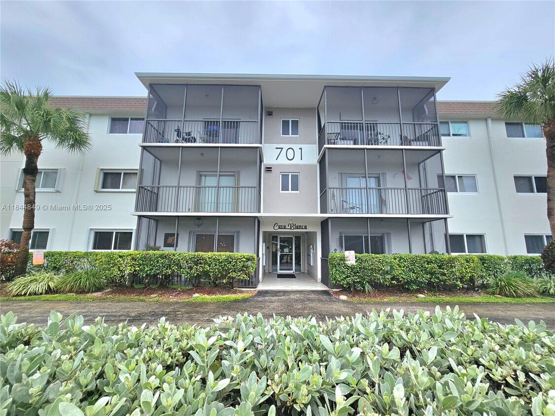 Foto principal - 701 NE 1st Ct