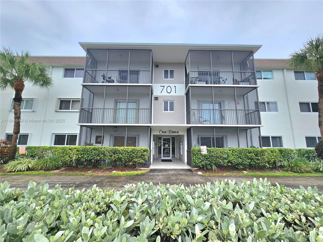 Primary Photo - 701 NE 1st Ct