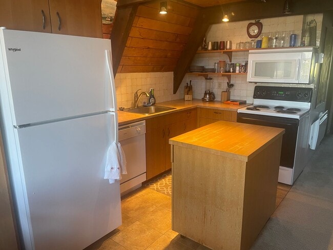 Building Photo - Shore Ave A-Frame-Minutes From Public Beac...
