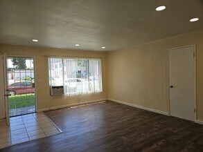 Building Photo - 1616 Picadilly Way