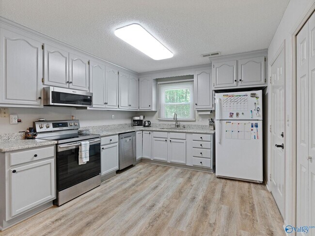 Foto del edificio - 105 Whisperbrook Cir