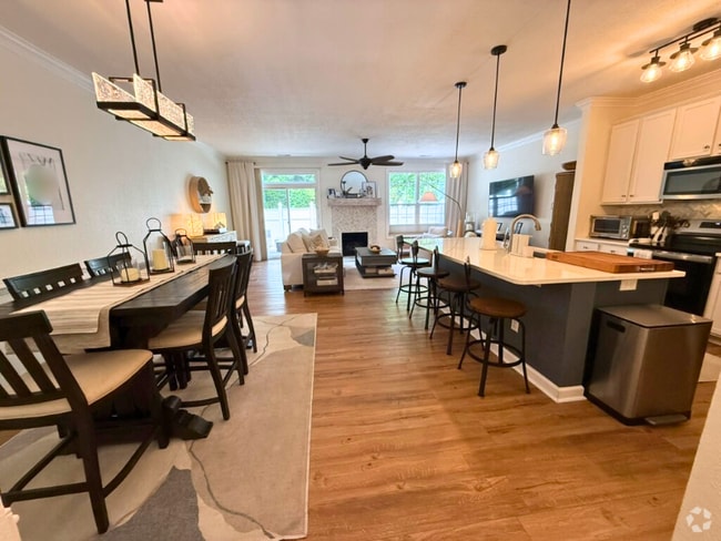 Building Photo - 472 Fieldstone Glen Way