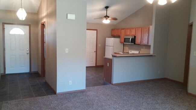 Foto del edificio - Spacious 2-Bed, 2-Bath Duplex with Attache...