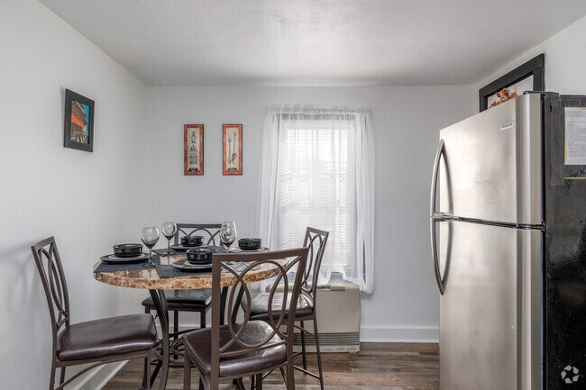 2 habitaciones, 1 baño - 850 pies cuadrados - Comedor - 113 Clark St