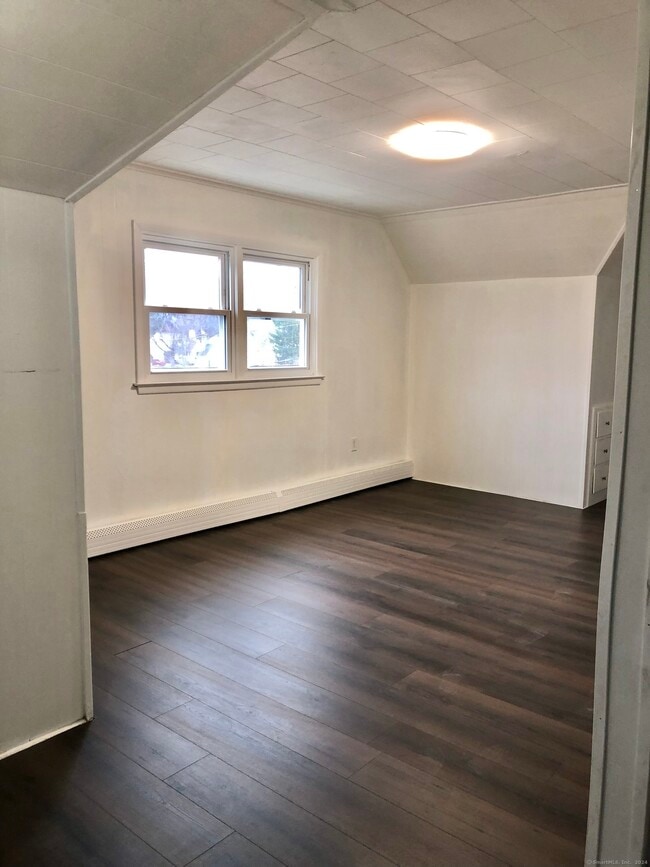 307 Wakelee Ave Unit 3er floor, Ansonia, CT 06401 Room for Rent in Ansonia, CT