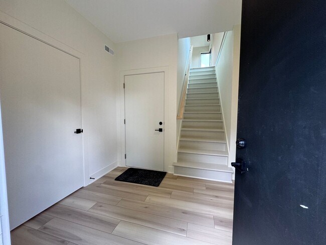 Foto del edificio - Vaulted Ceilings & Hardwood Floors in This Charming Indianapolis L
