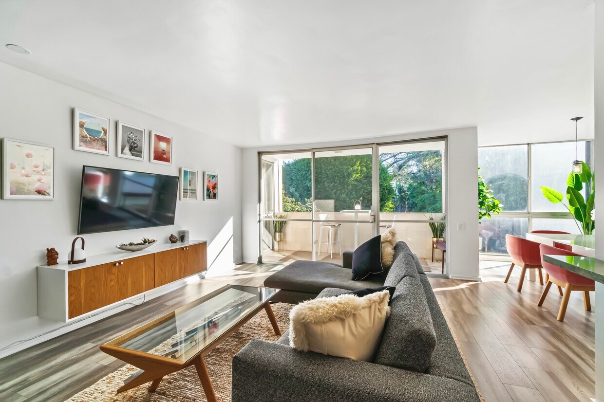 LIVING ROOM - 1015 N Kings Rd