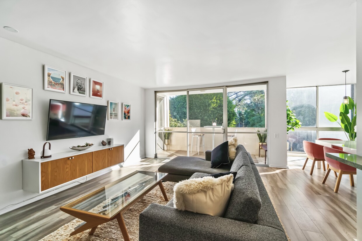 LIVING ROOM - 1015 N Kings Rd