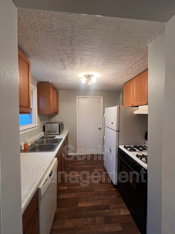 Building Photo - 8046 Beatrice